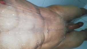 cuerpo FITNESS mojado, primer plano, pov