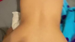 Mi amiga viene a mi casa a divertirse en mi cama