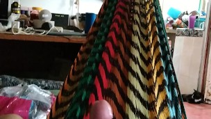 Me masturbo en la sala de mi casa al estar solo