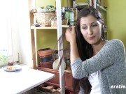 Ersties - In sexy Dessous und Kniestrümpfen masturbiert Leah sich um Orgasmus 11/16