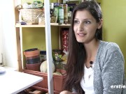 Ersties - In sexy Dessous und Kniestrümpfen masturbiert Leah sich um Orgasmus 13/16