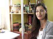 Ersties - In sexy Dessous und Kniestrümpfen masturbiert Leah sich um Orgasmus 2/16