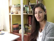 Ersties - In sexy Dessous und Kniestrümpfen masturbiert Leah sich um Orgasmus 3/16