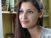 Ersties - In sexy Dessous und Kniestrümpfen masturbiert Leah sich um Orgasmus 5/16