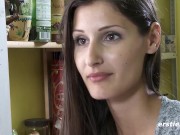 Ersties - In sexy Dessous und Kniestrümpfen masturbiert Leah sich um Orgasmus 7/16