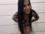 Chica Deportiva Con un Gran Culo Se Masturba. Tembloroso Orgasmo en el Baño y te habla en Español 13/16