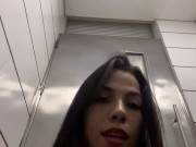 Chica Deportiva Con un Gran Culo Se Masturba. Tembloroso Orgasmo en el Baño y te habla en Español 8/16