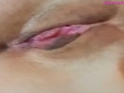 Deutsche MILF alleine zu Hause reibt sich ihre MUSCHI mit einer DECKE bis sie geil KOMMT ! FETISCH ! 10/16