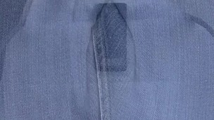 【洪水警報！】ジ～パンズを履いた男性がカメラが壊れそうになる程、沢山おしっこを漏らした動画