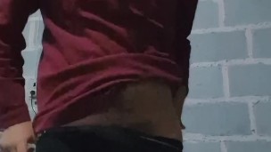 Cuando está solo se desnuda