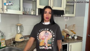 Brian Evansx contrata una empleada doméstica con un cuerpo fitness y tatuajes - Silvana Lee