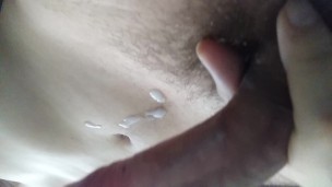 Solo masturbacion con una pequeña eyaculacion