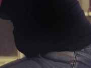 Cuando el negro no puede ocultar el tamaño de tu barriga