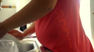 Simplemente lavando los platos después de un buen almuerzo