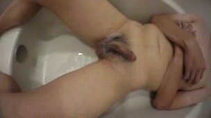 バスタブでぬるぬるオナニー。乳首もアナルも気持ちいい