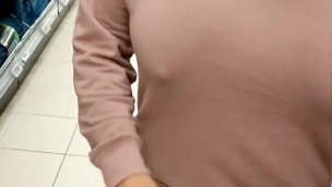 Sacando mis tetas en el súper...!!!