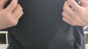 服の上から乳首をカリカリしてビクビクしちゃうM男子