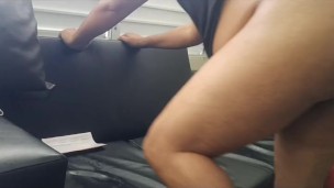 Le tocó le enrome y gruesa verga a mi amigo por encima de un boxer azul de Mikey Mause.