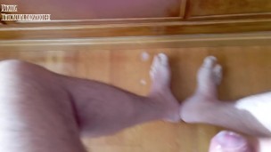Polla grande venosa sin cortar y fetiche de pies...enorme corrida gimiendo fuerte!