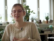 Ersties - Ally gewährt einen tiefen Einblick in ihr Inneres und vergnügt sich mit einem Glasdildo 11/16