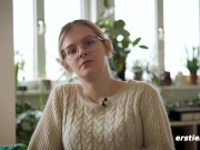 Ersties - Ally gewährt einen tiefen Einblick in ihr Inneres und vergnügt sich mit einem Glasdildo 14/16