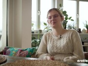 Ersties - Ally gewährt einen tiefen Einblick in ihr Inneres und vergnügt sich mit einem Glasdildo 16/16