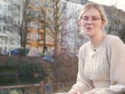 Ersties - Ally gewährt einen tiefen Einblick in ihr Inneres und vergnügt sich mit einem Glasdildo 2/16