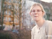 Ersties - Ally gewährt einen tiefen Einblick in ihr Inneres und vergnügt sich mit einem Glasdildo 5/16