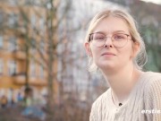 Ersties - Ally gewährt einen tiefen Einblick in ihr Inneres und vergnügt sich mit einem Glasdildo 6/16