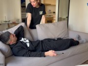 Mi madrastra me da unos masajes y terminamos cogiendo en el sofá / LuenOk x MilfAngelQueen 1/16