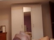 Tutto arrapato mi sparo una sega esce tanta sborra e piscio dopo sborrato