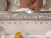 Tutto arrapato mi sparo una sega esce tanta sborra e piscio dopo sborrato 16/16