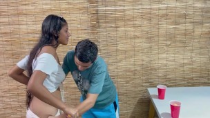 Le gano el juego a mi hermanastra y me la termino follando muy duro hasta llenarle su culo de leche.