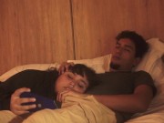 mi hermanastro se le empieza a poner muy dura mientras miramos una pelicula 10/16