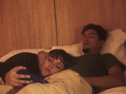 mi hermanastro se le empieza a poner muy dura mientras miramos una pelicula 8/16