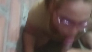 Puta le da una mamada a vecino en el garaje y se viene en su cara