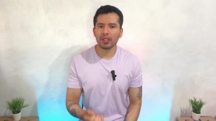 Hombre maduro recibe masaje del mejor amigo de su hijo y termina pagandole con verga