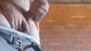 chico heterosexual se masturba su gran polla en la obra,mucha leche xrc2