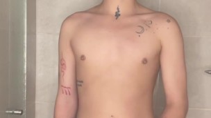 ME METO UN DILDO Y ME VENGO A CHORROS MIENTRAS ME DUCHO