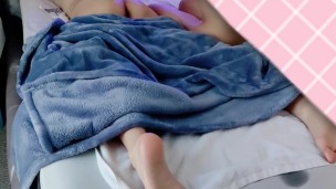 私はわざと尻を露出させてマッサージ師を誘惑し、彼の肉棒を足の裏に滴らせました。