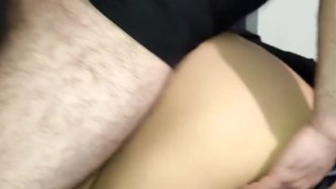 La novia de mi amigo, llega en minifalda y no puedo aguantar y me la follo
