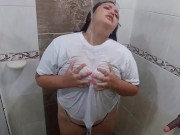 chica deseosa de verga chupa tu polla mientras se ducha