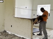 Fui fodida pelo trabalhador na obra.o cara aproveitou que estava me masturbando.pra me foder toda at 8/16