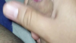 Me masturbo mi pequeña polla hasta terminar lleno de leche