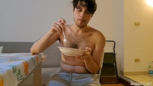 Spargo il cibo mentre mangio in modo erotico con un cazzo duro