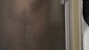 Aprovecho que mi compañera de cuarto se esta duchando para cojermela