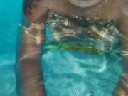 Haciendo oral en la piscina 13/16