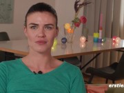 Ersties - Entschlossen macht Josie L es sich selbst auf der Küchentheke 10/16