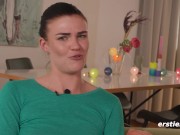 Ersties - Entschlossen macht Josie L es sich selbst auf der Küchentheke 12/16