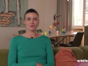 Ersties - Entschlossen macht Josie L es sich selbst auf der Küchentheke 13/16